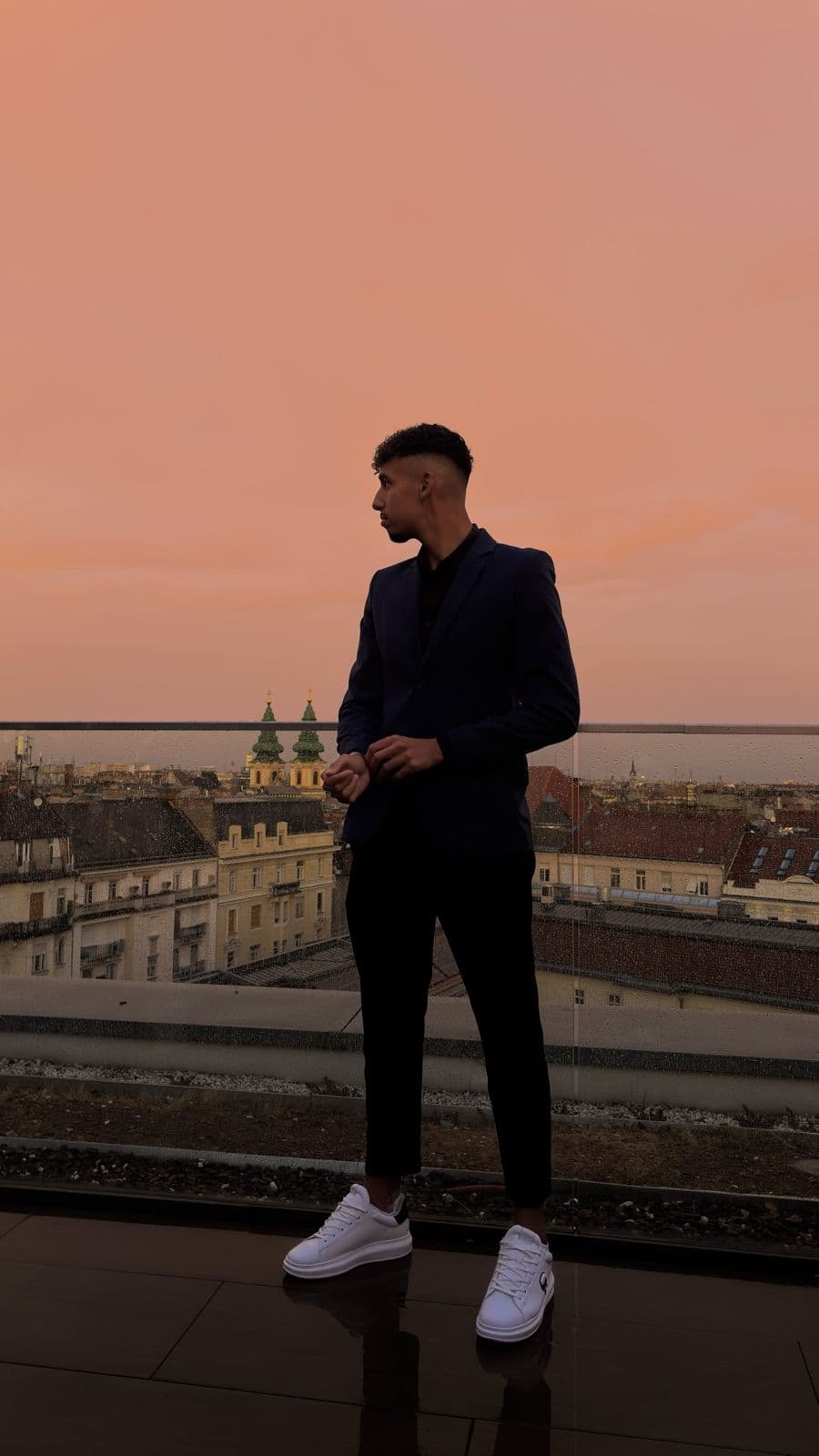 Ziad Mohamed, a Taskd alapítója egy budapesti tetőteraszon naplementekor